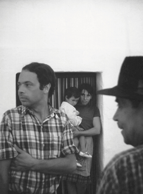 Alexandre Alves Costa, em visita a Peroguarda, fotografia de Sergio Fernandez, finais dos anos 60