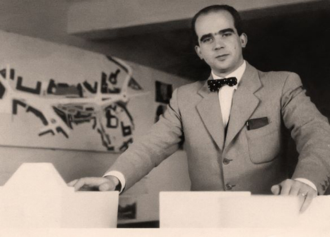 Fernando Tvora no atelier da Rua Duque de Loul, no Porto. [1955-1958], s.a.