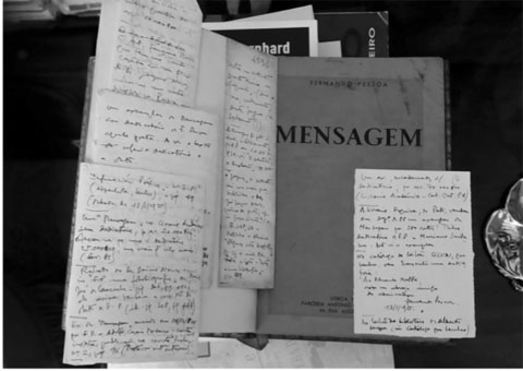 Um dos exemplares da Mensagem com anotaes de Fernando Tvora. Foto de Juan Ortiz Orueta, Casa da famlia Tvora na Foz do Douro, 2015
