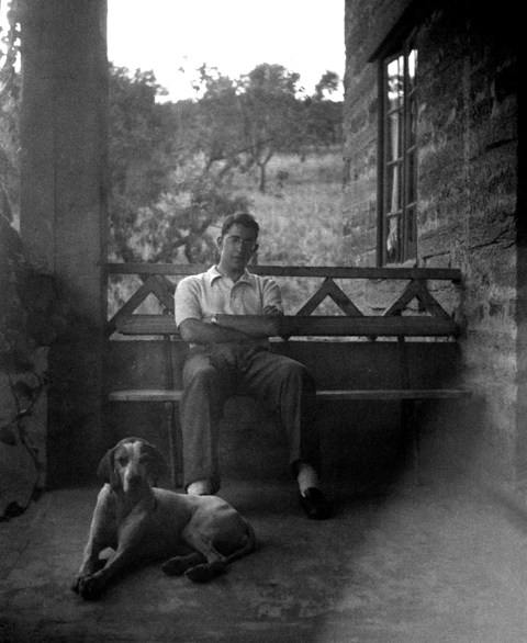 lvaro Siza com o Marechal na casa de Berta Duro, Urros, anos 50, fotografia Alfredo Matos Ferreira