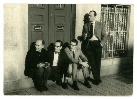 Joel, Antnio Menres, lvaro Siza, Lus Botelho Dias no escritrio da rua Duque da Terceira, fotografia de Alfredo Matos Ferreira, [anos 60], p/b.