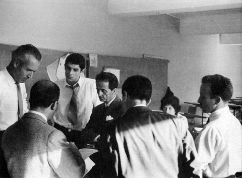 Gunther Wilhem, Jos Forjaz, Carlos Ramos, Fernanda Alcntara, Manuel Marques de Aguiar, e de costas, Jos Semide e Fernando Tvora. ESBAP, Curso de Vero da UIA, 1958.