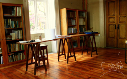 Fotografia da sala de leitura, com assinatura de Fernando Tvora sobreposta