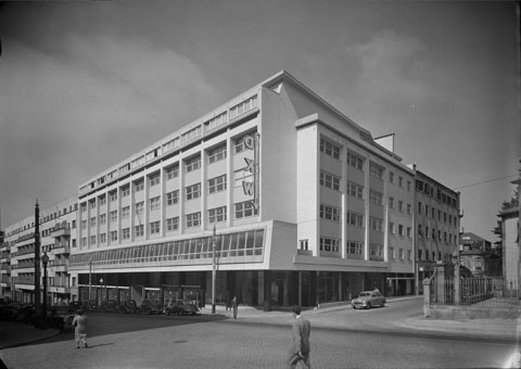 Arménio Losa e Cassiano Barbosa, Edifício DKW, 1953, fotografia de Mario Novais [Biblioteca de Arte da Fundação Calouste Gulbenkian]